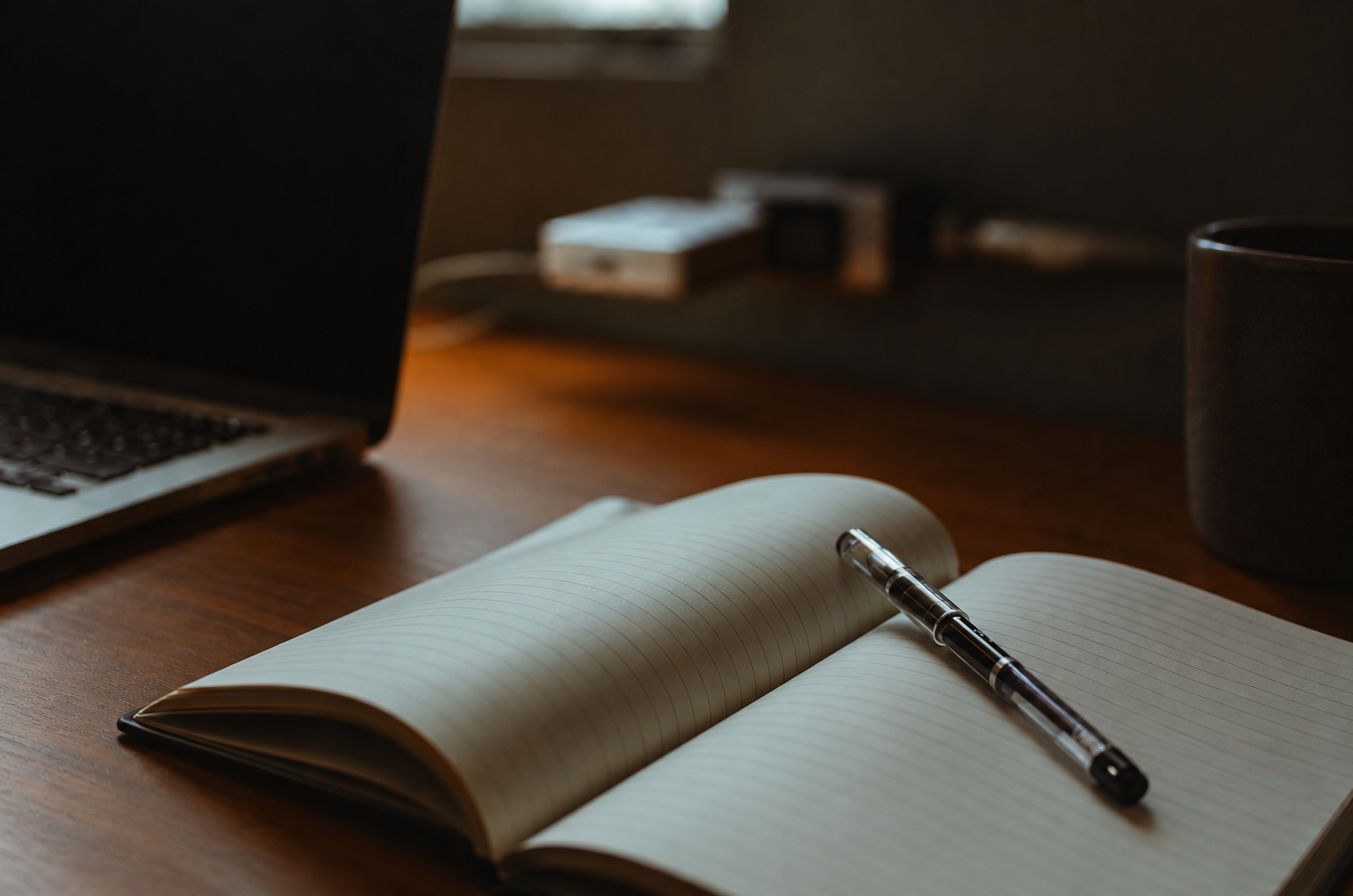 Carnet ouvert et stylo sur un bureau